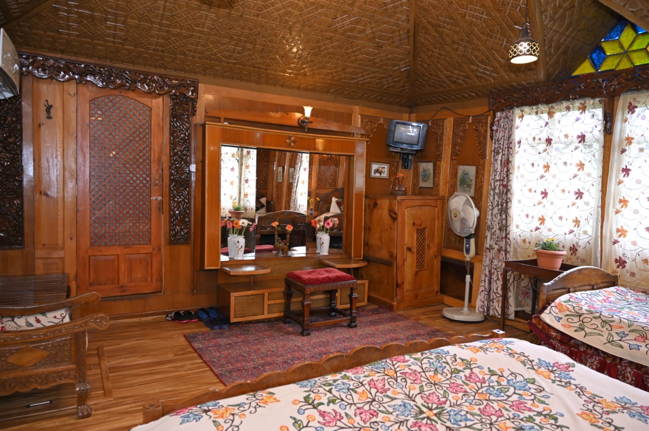 Houseboat Master Bedroom