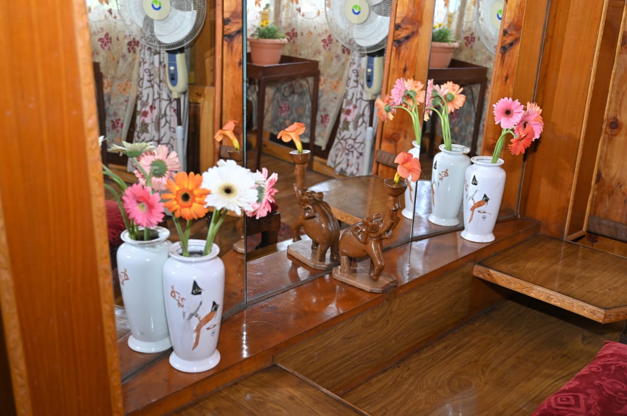 Houseboat Lounge