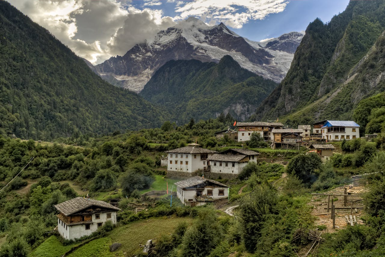 Nepal Travel Guide – Trekking, Temples & Himalayan Culture